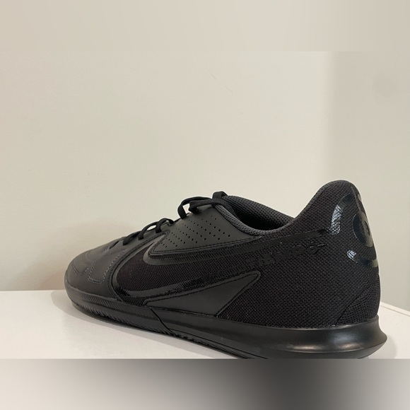 Nike Men’s Tiempo Legend 9 Club IC indoor soccer cleats - Picture 2 of 10